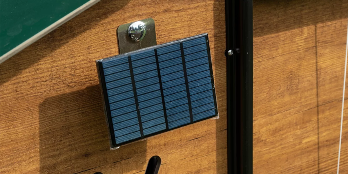 komplet-automatickeho-otevirani-a-zavirani-kurniku-polly-defender-se-solarnim-solarni-panel